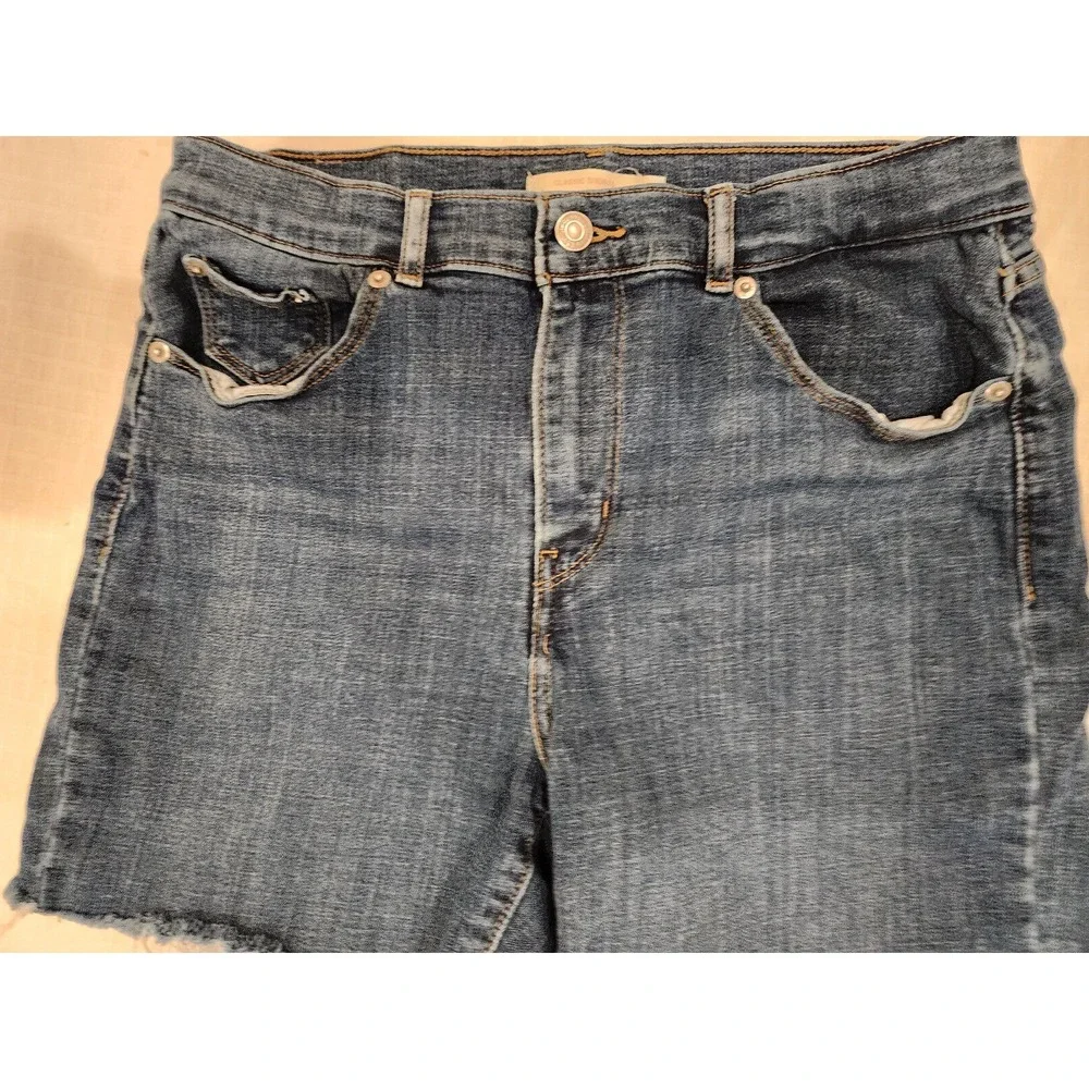 Levis' denim jean cut-off style shorts: Classic‎ Shorts fit, cute! Women's 29
